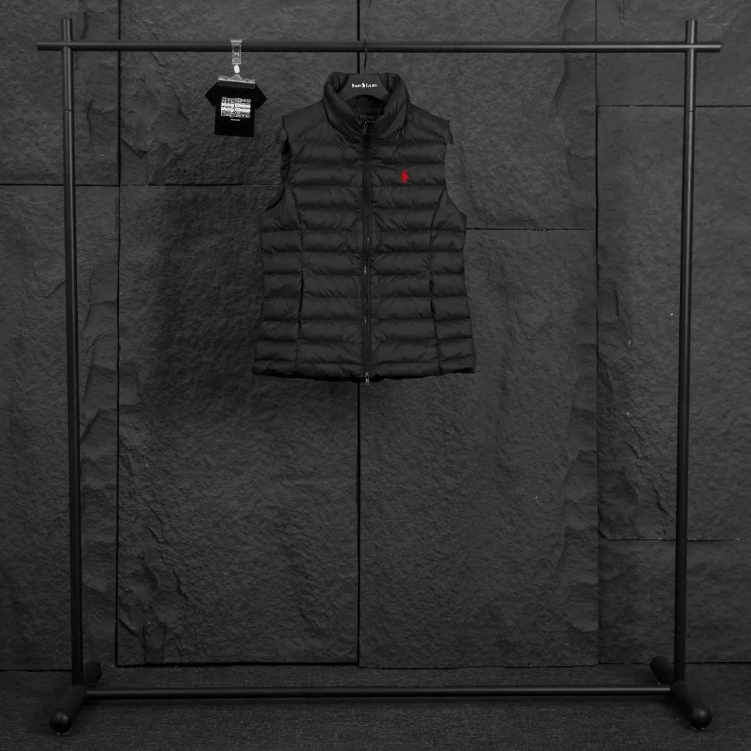 P340 Actual Photos [Popular in Winter] Style No.: 25125# Color: Black/Navy Blue/Almond Size: S-XL - Ralph Lauren/Ralph Lauren 2025FW Popular Winter Item Stand Collar Three-Zip Couple Style Rib Down Vest Vest - Craftsmanship 400T diamond-proof nylon on the face Grid down filling inside 400T high-density gallbladder isolation - Correct slightly waisted version on both sides The placket is made of cotton webbing and has double zipper pockets on both sides - RL's hottest vest this year. Out of stock at counters. A treasure item with a winter atmosphere. It comes in three basic colors. It can be worn by both men and women, especially the creamy white with a warm red feel. Comes with a beauty filter, which girls love. The overall fluffiness is just right. It is light and not bloated. It is very chill. It can enhance the overall fashion sense whether worn outside or inside.